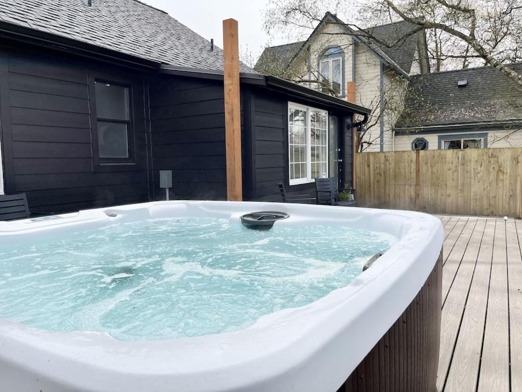 Modern 2 Bedroom Farmhouse Cottage With Hot Tub In Snohomish Dış mekan fotoğraf